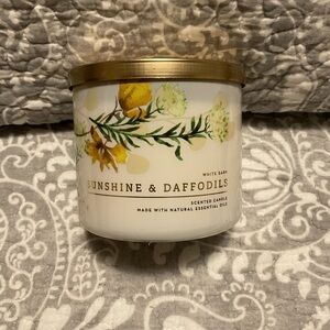 New Bath & Body Works Sunshine & Daffodils 3-wick Candle